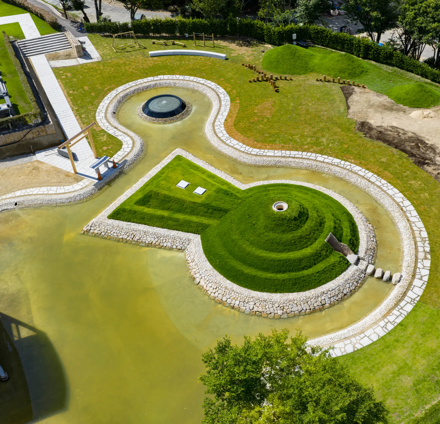 AERIAL — 丘の全景