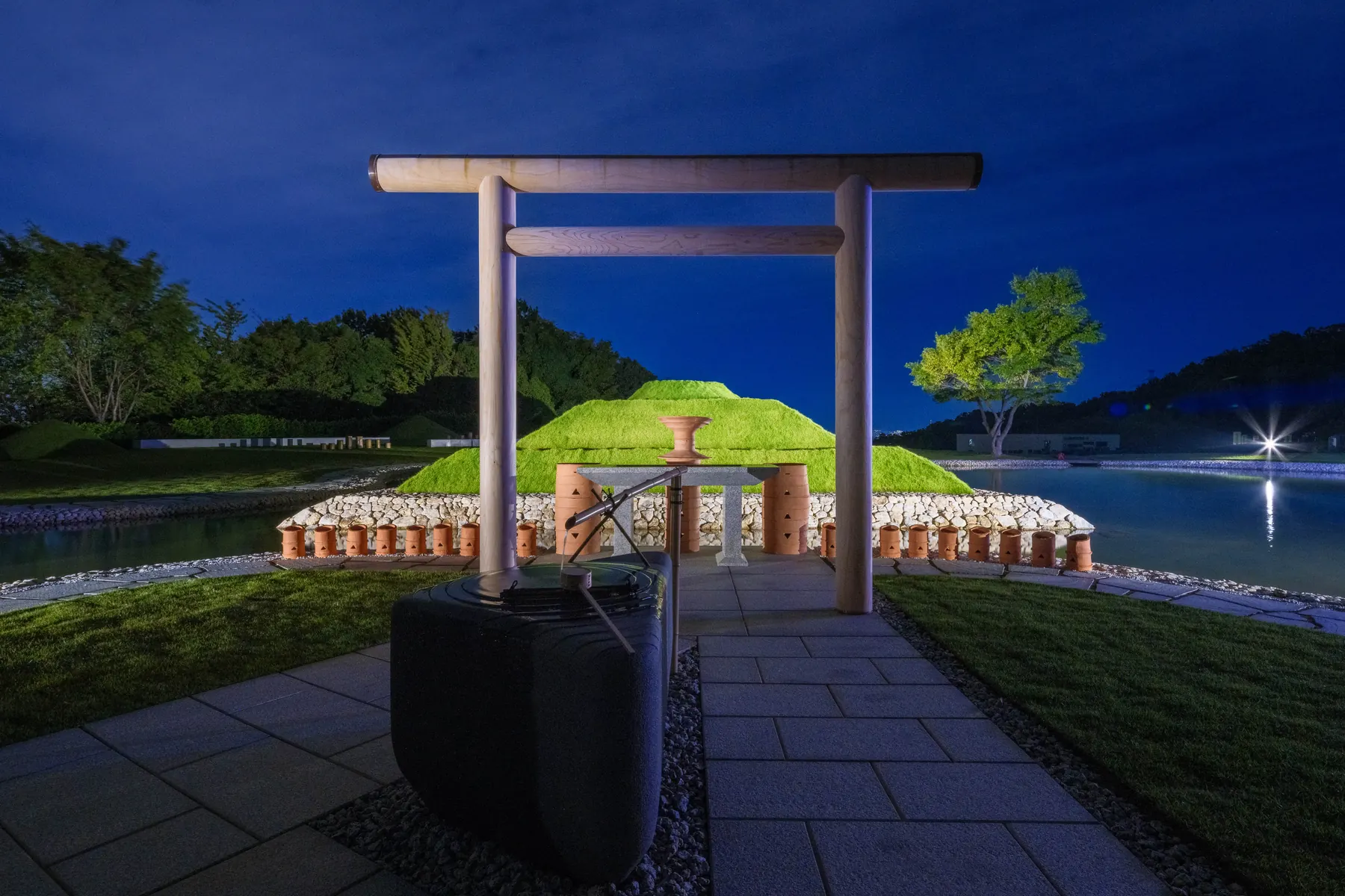 LANDSCAPE — 鳥居と夜景