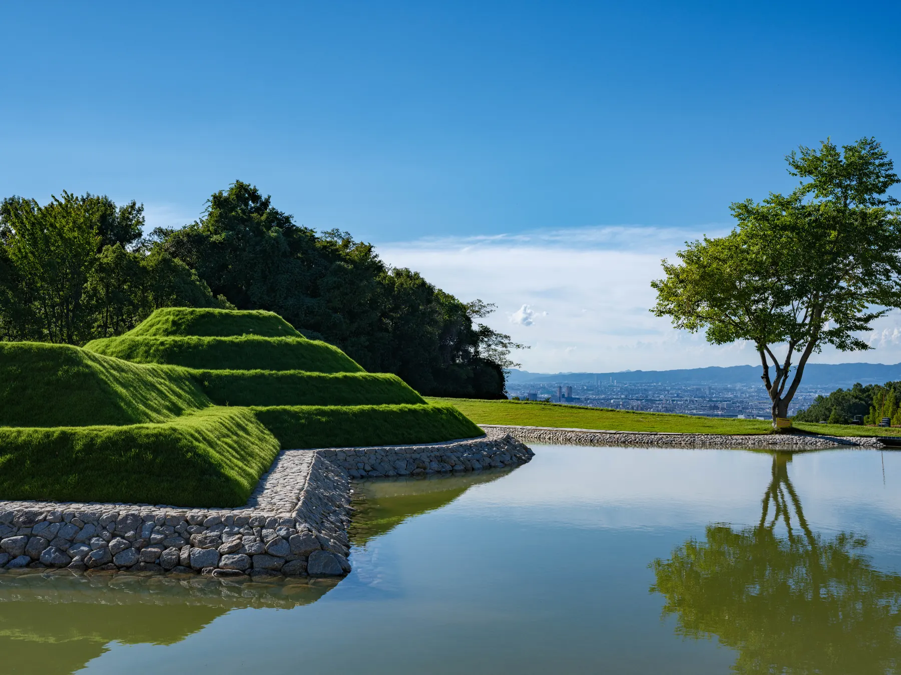 LANDSCAPE — 水盤と丘